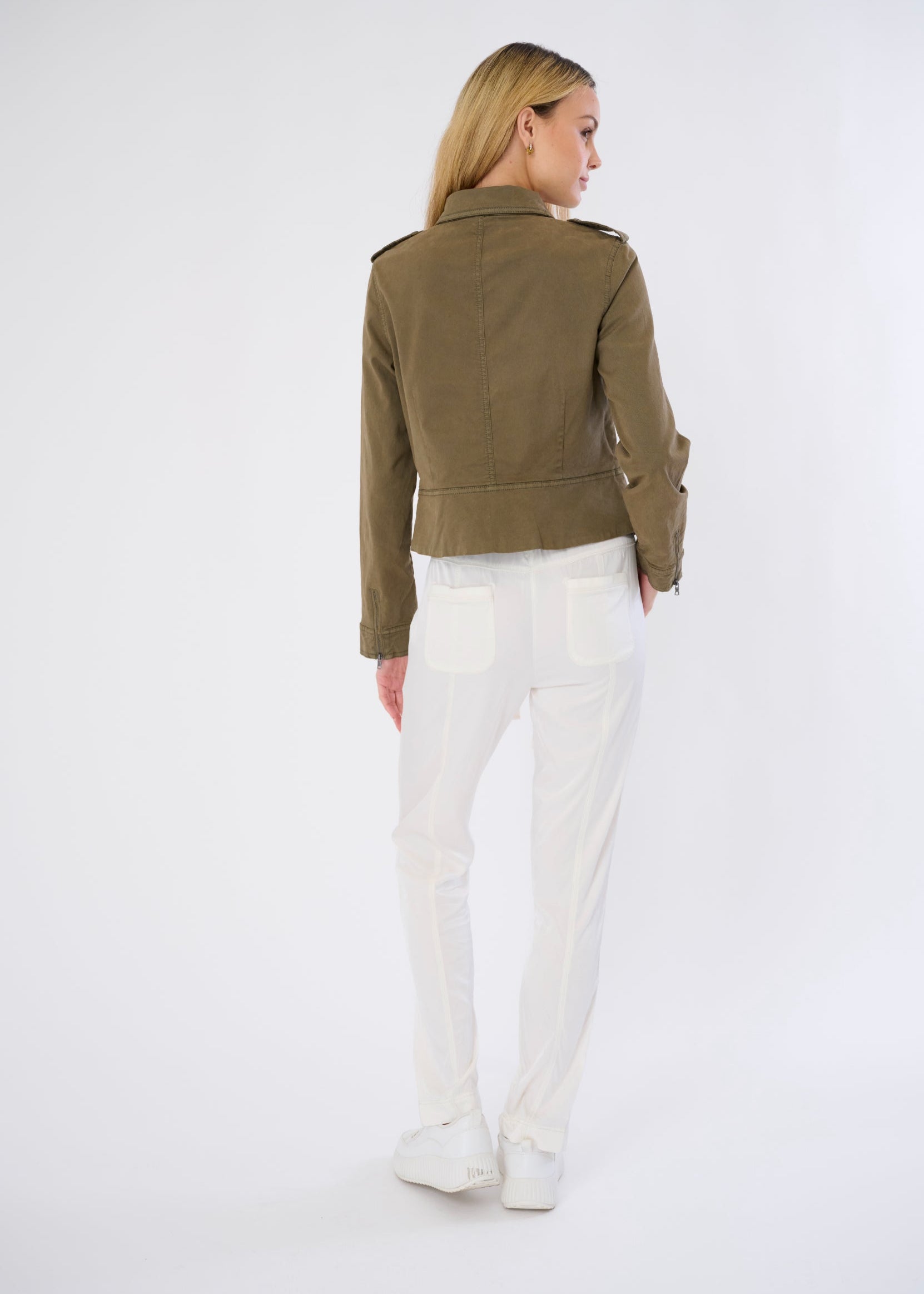 #color_antique ivory